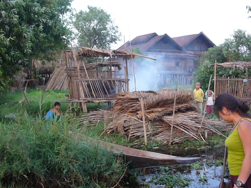 Travel - Myanmar - Inle Lake - First Boat Trip - The boat-drivers village - Rice and Cigars